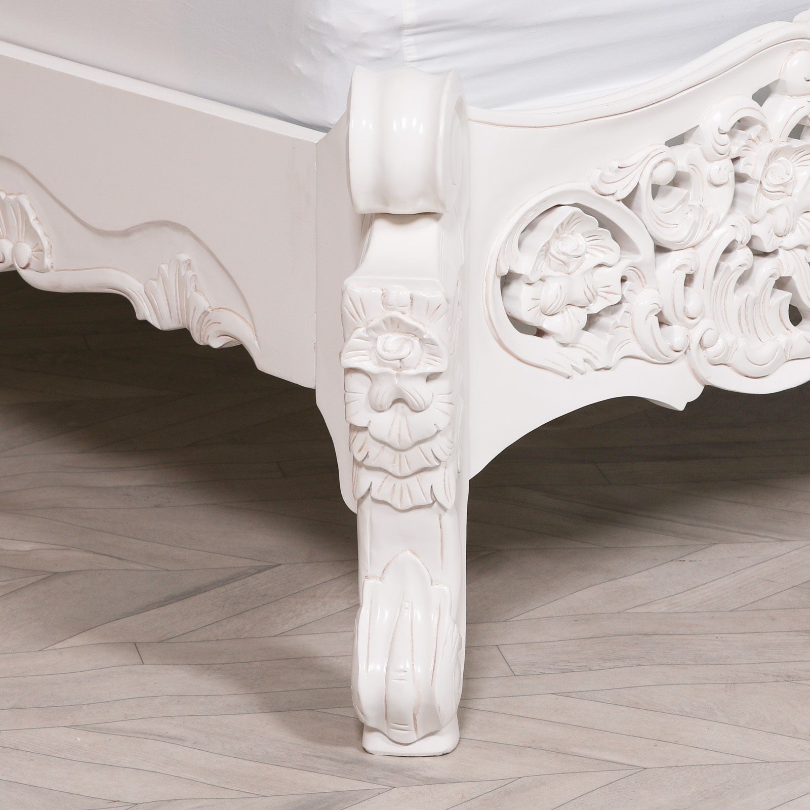 Rococo Style Carved 5ft King Size Mahogany Wood White Colour Painted Bed